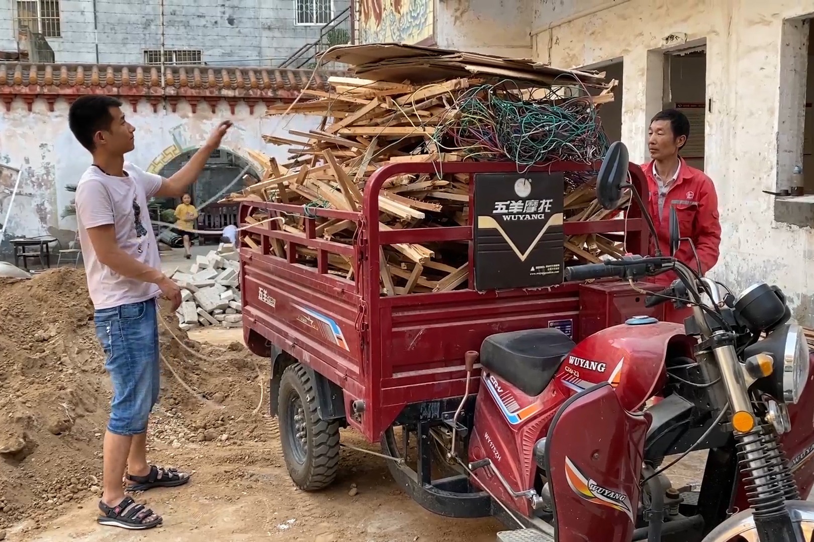 爸爸打电话让去拉东西,这都是老板不要的,父子俩一会就装一大车