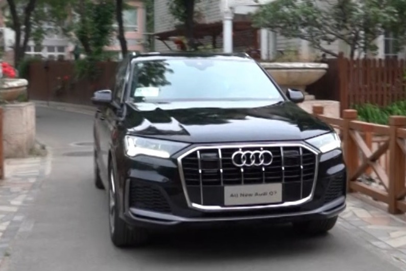 全新奥迪Q7的底盘升降有多牛？车手奇葩测演示给你看