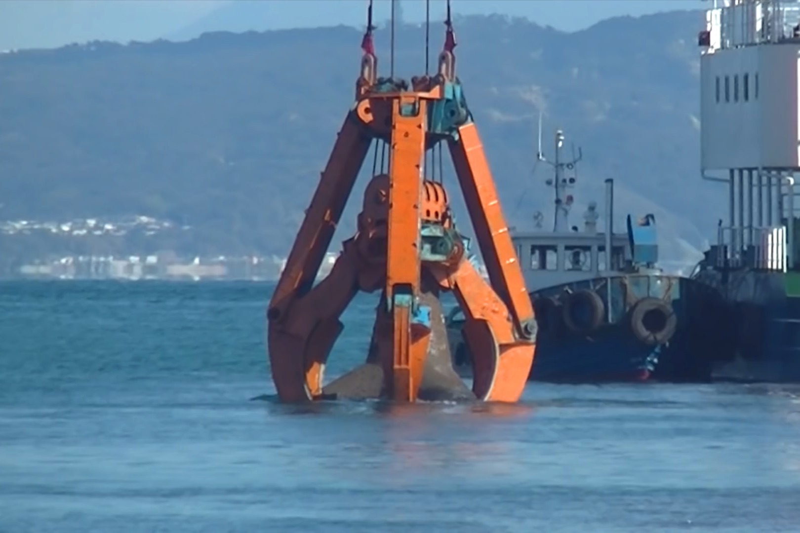 日本起吊船打捞海底消波块这爪子在海底真是一抓一个准