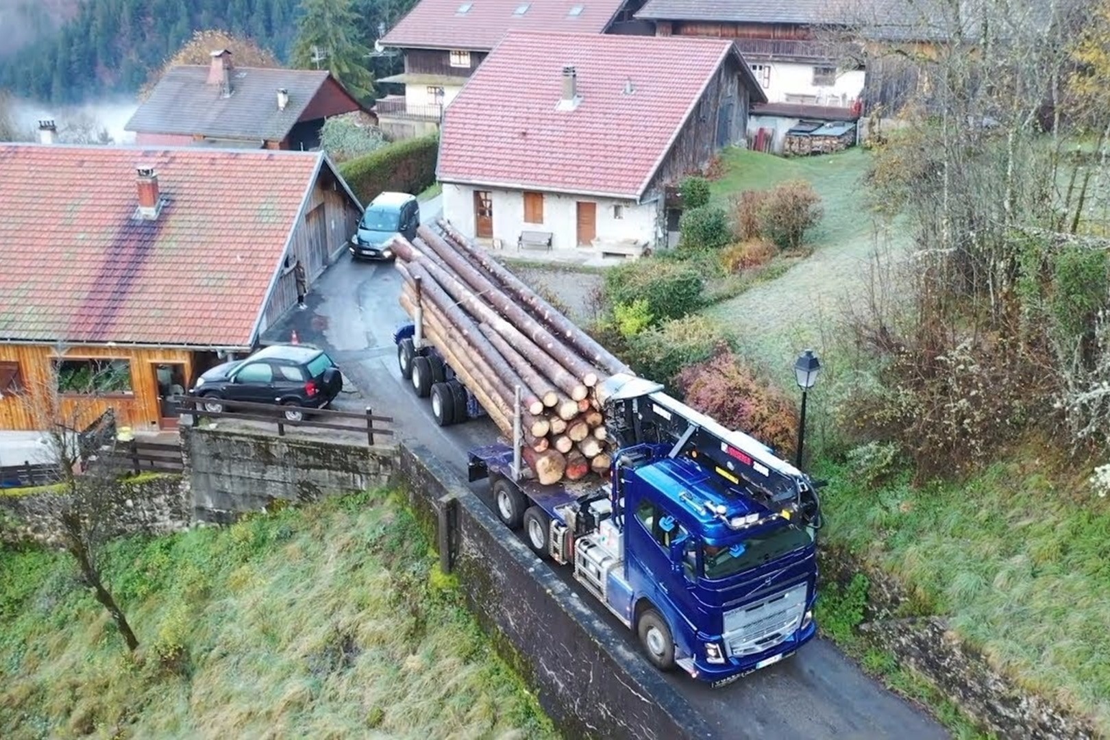卡车山上运输木材这驾驶技术绝对过硬20年的老司机都服了