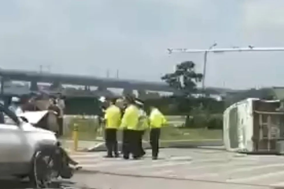 萍乡319国道高铁桥附近发生车祸（视频）