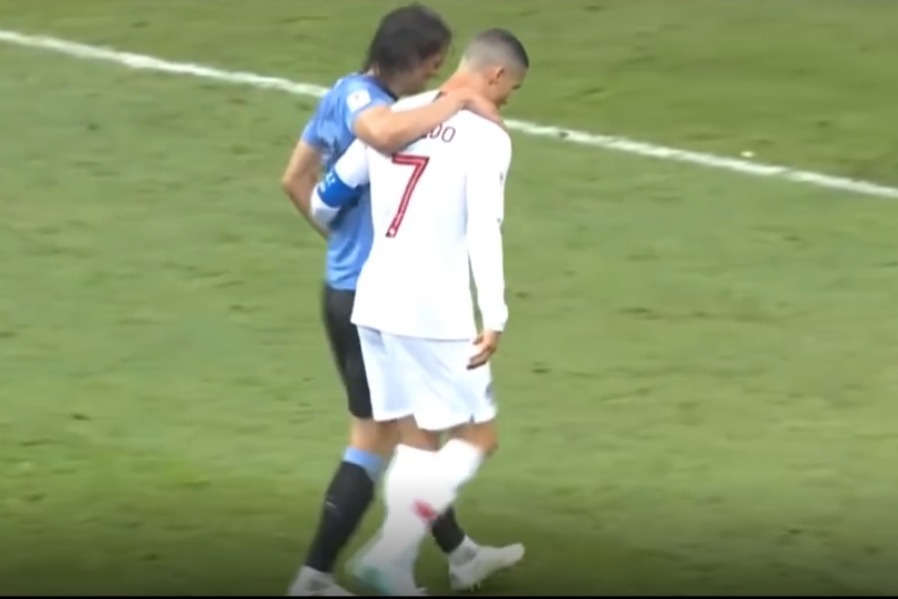 超暖心！C罗和孙兴慜交换球衣 搀扶受伤球员下场