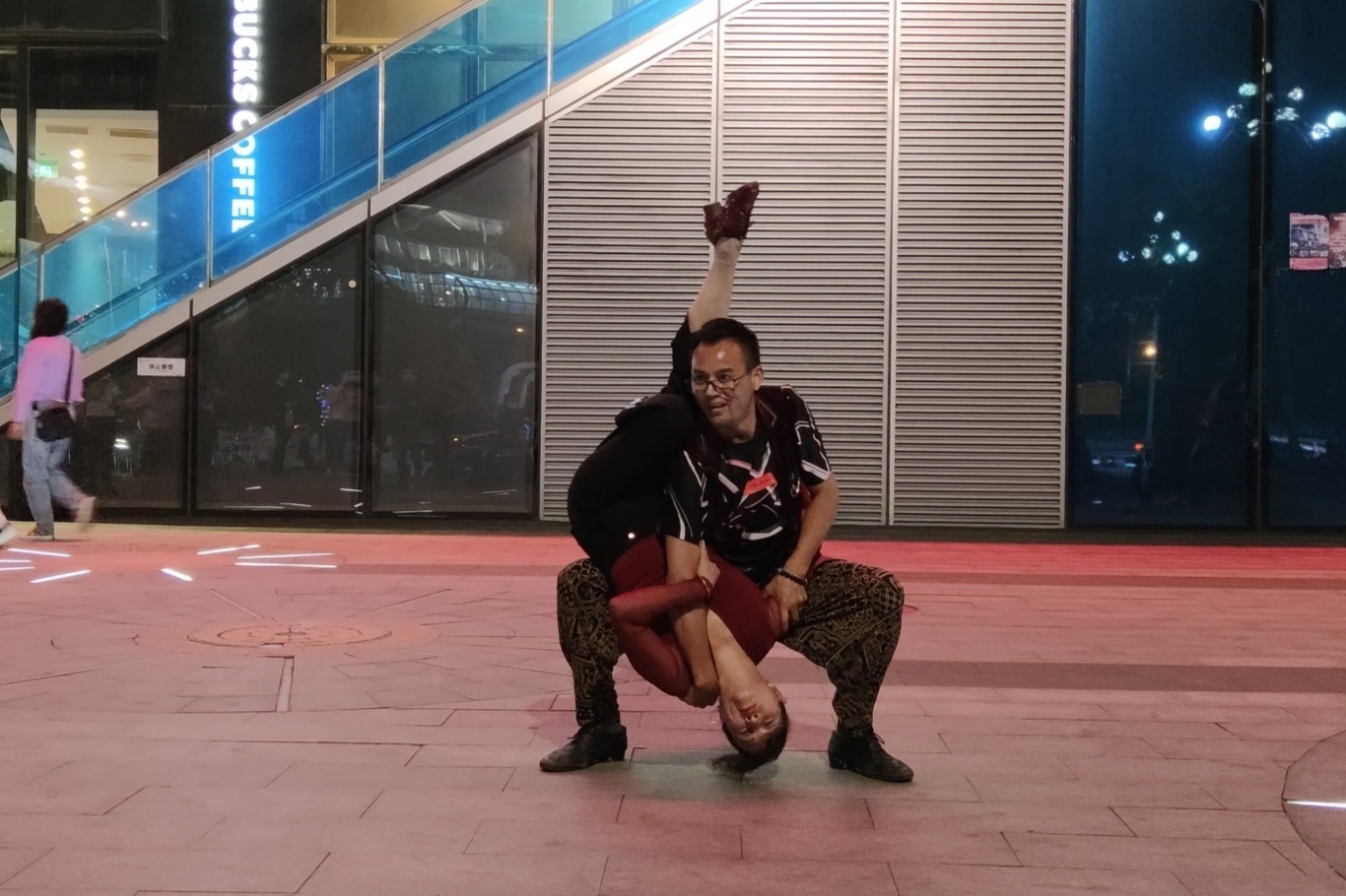 灰太狼老师和冬梅老师表演吉特巴《点歌的人》好听又好看