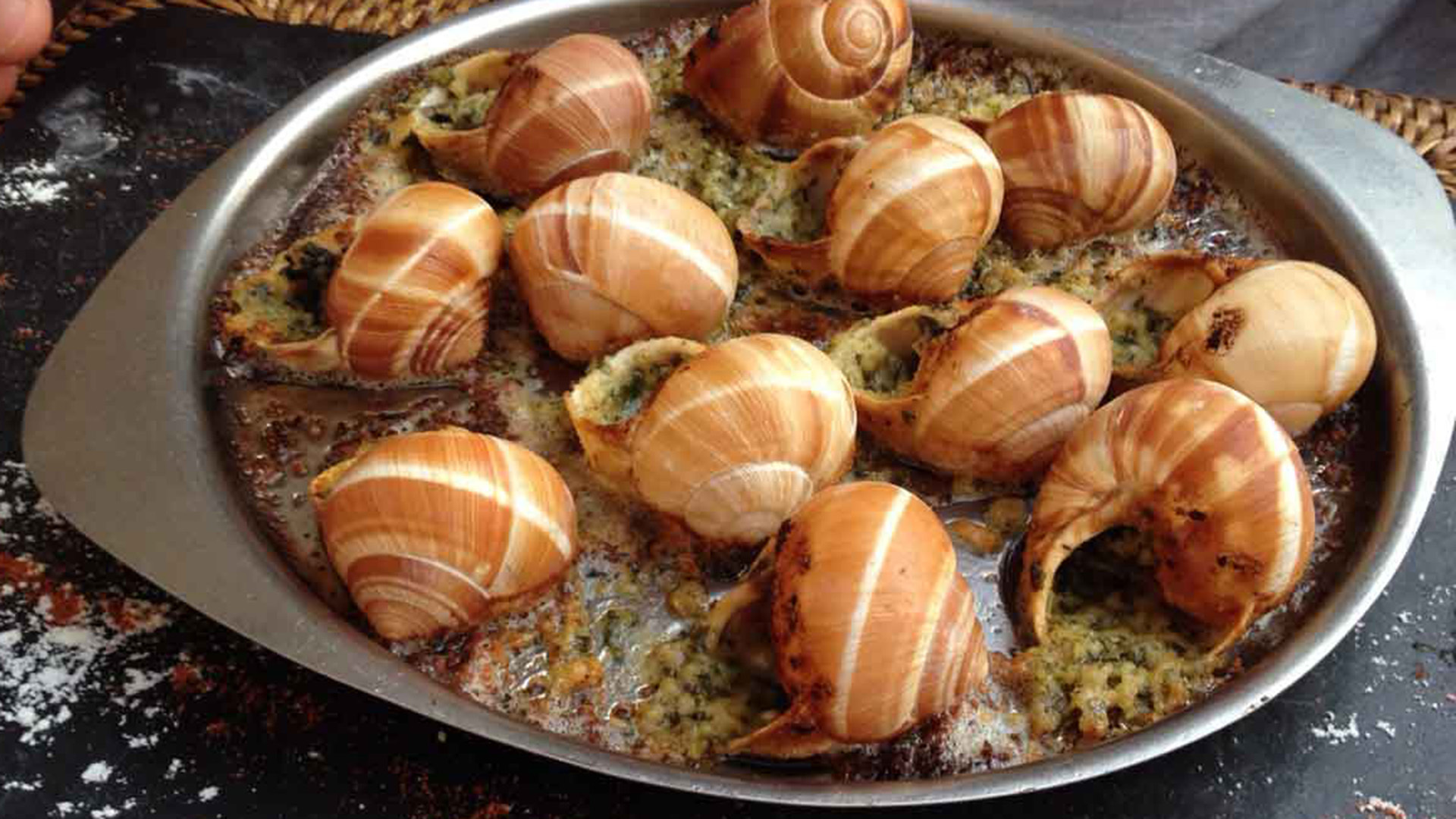 法式经典黄油烤蜗牛蒜末爆香口感不逊鲍鱼