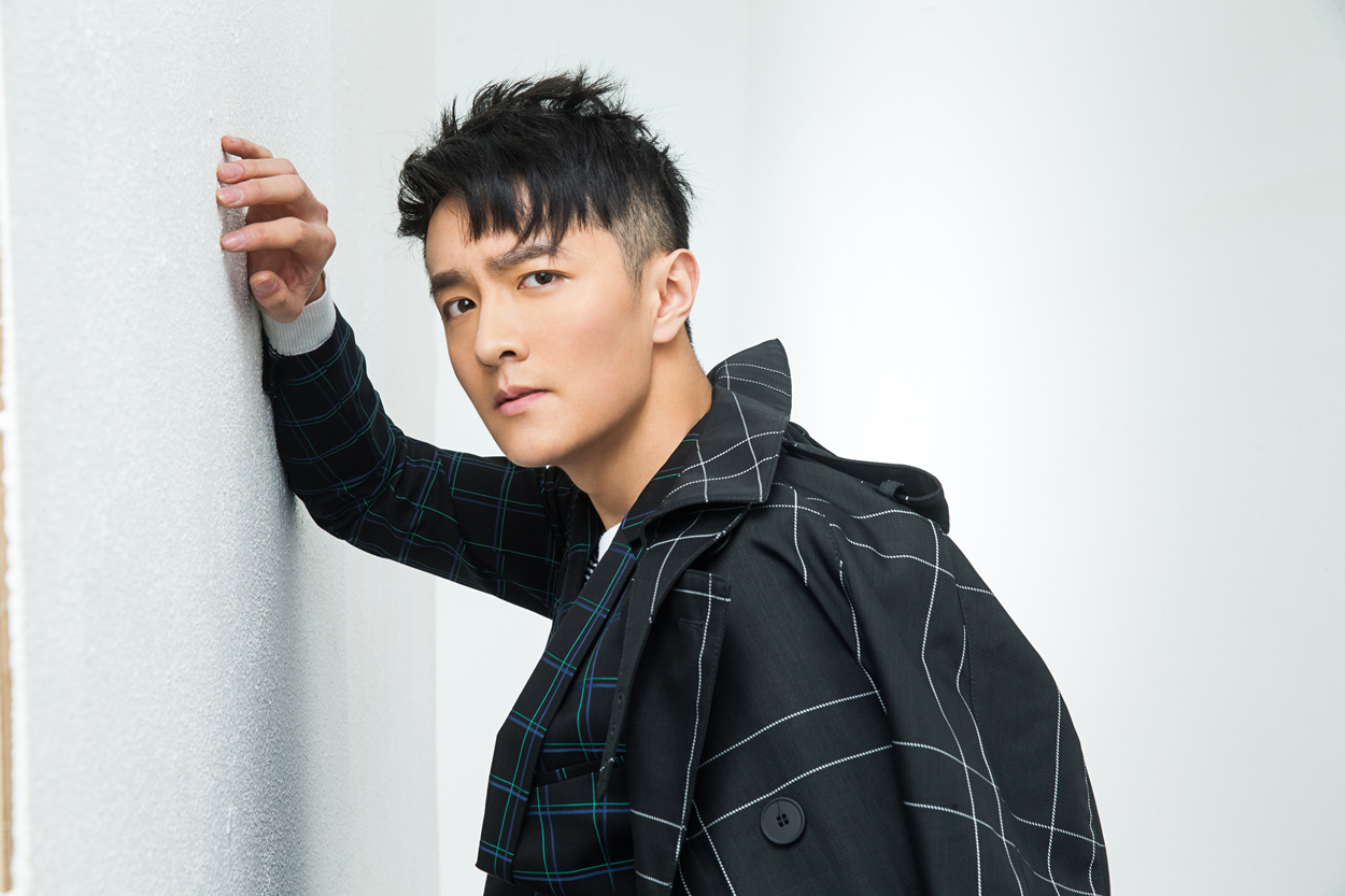 初俊辰示范格西装混搭风 摩登儒雅贵族气息浓