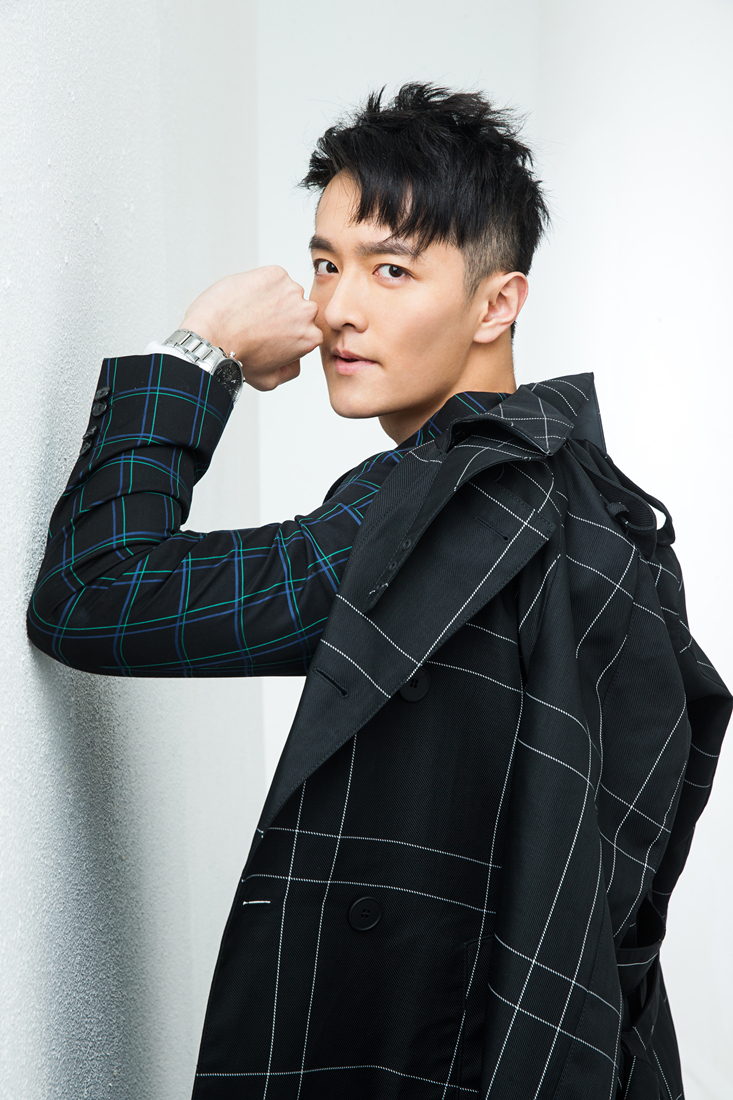 初俊辰示范格西装混搭风 摩登儒雅贵族气息浓