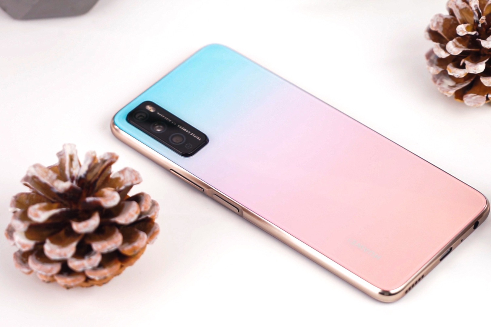 华为畅享z首用联发科天玑800 5g平台 90hz水滴屏