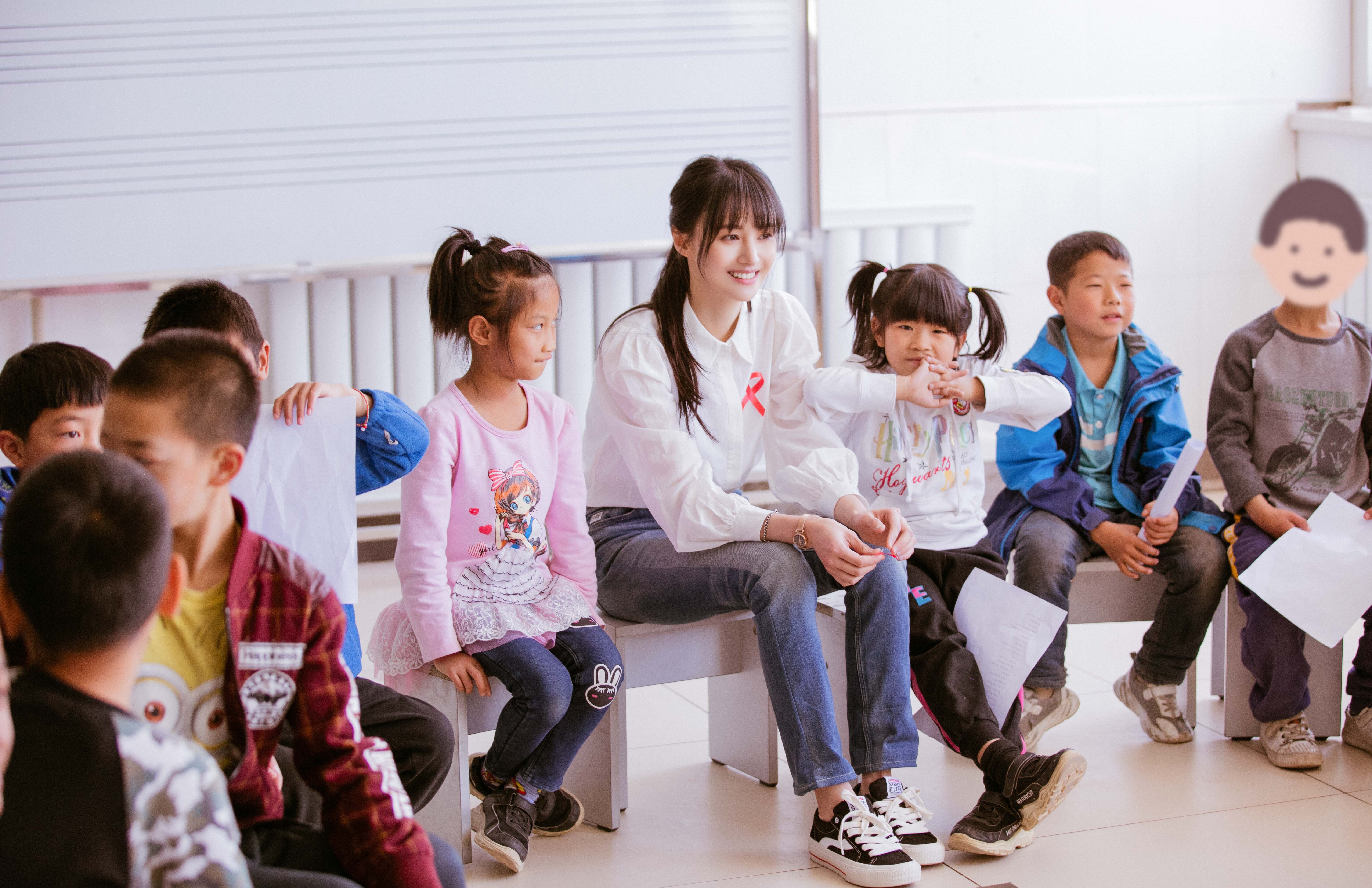 郑爽陆宇鹏探访临汾红丝带学校 用温暖笑容消除歧视