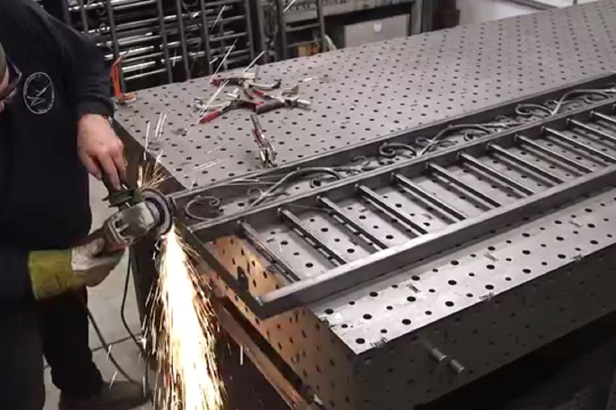 老师傅焊接户外装饰金属栏杆,手艺真不错,成品真心觉得好看!