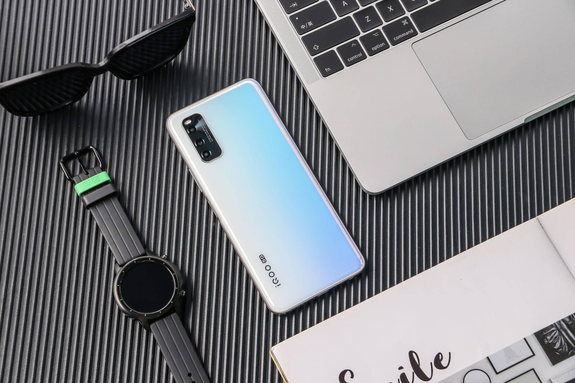 和iqooneo3清凉一夏吧新配色极昼清新雅致内芯强大