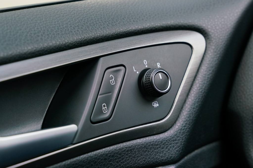 如何设置车门自动落锁，很多人开到报废都不知道，大斌手把手教你