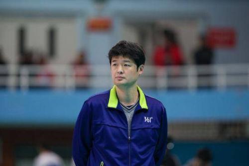 他是中国排坛最高二传,退役后率队夺双冠军,曾说男排令我汗颜