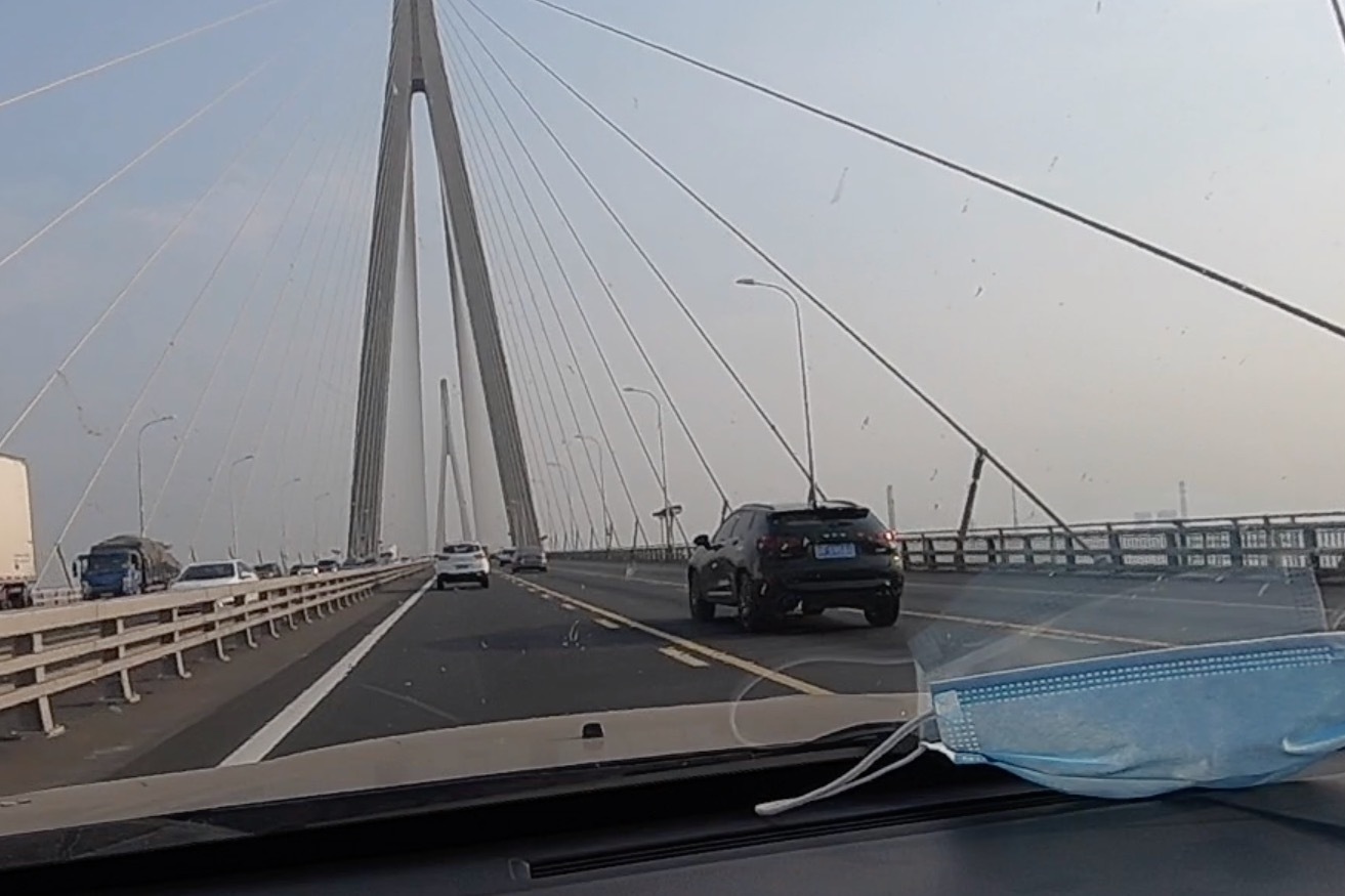 江苏南通有一条跨江大桥，江面船只星罗棋布，一片繁荣