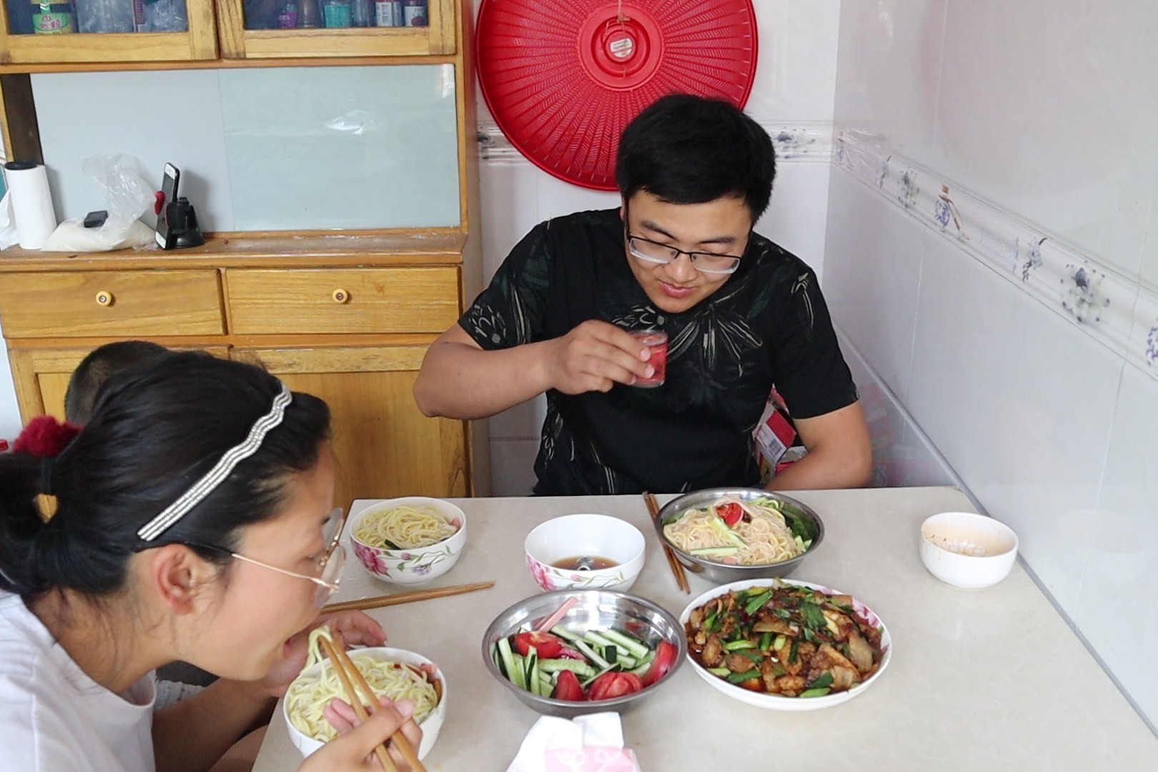 51块钱买了二斤多五花肉，做回锅肉，拌上一碗冷面，喝二两酒真美