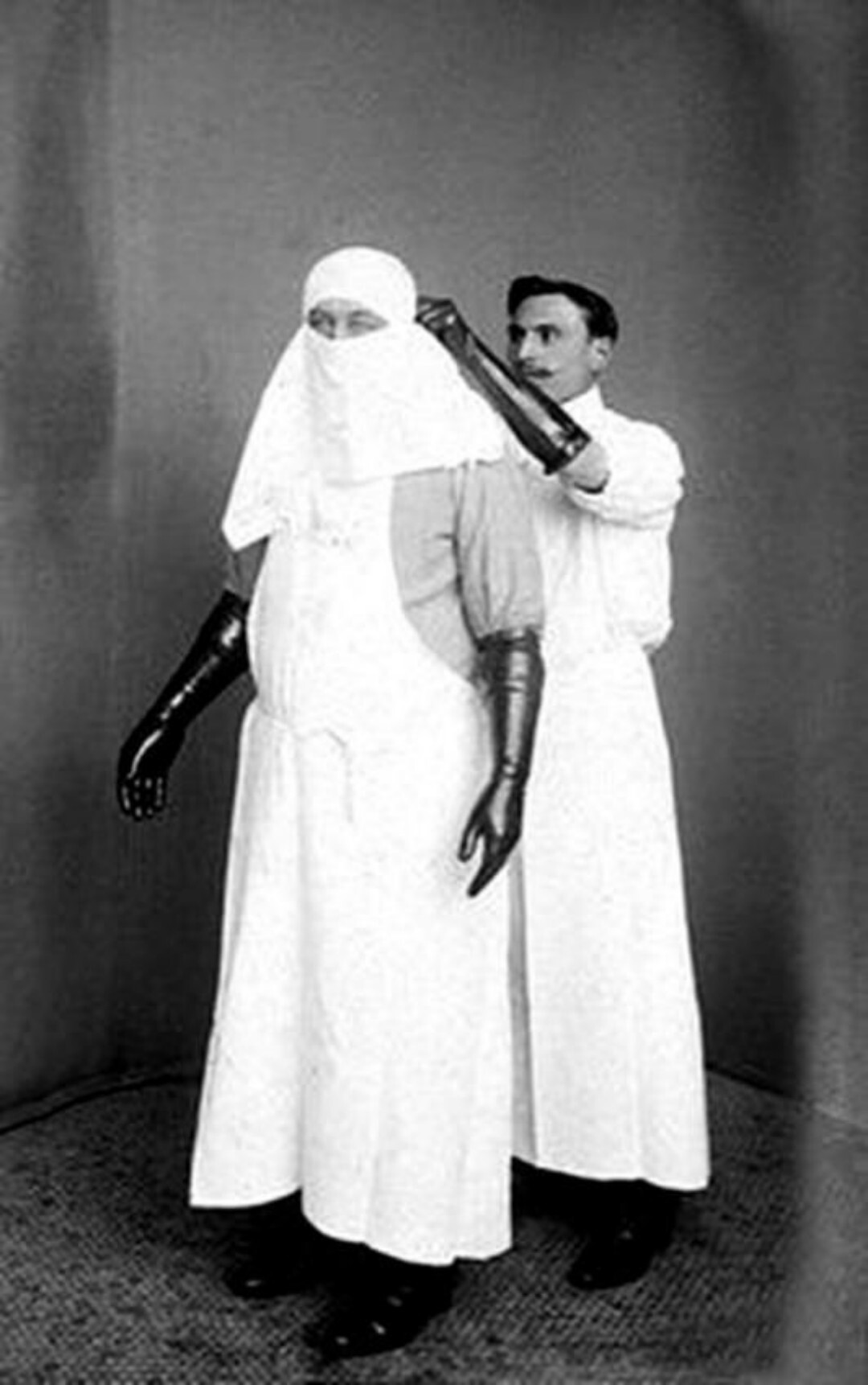 公元前6世纪古波斯浮雕上,所描绘的拜火教仪式,祭师和信众们就需要带