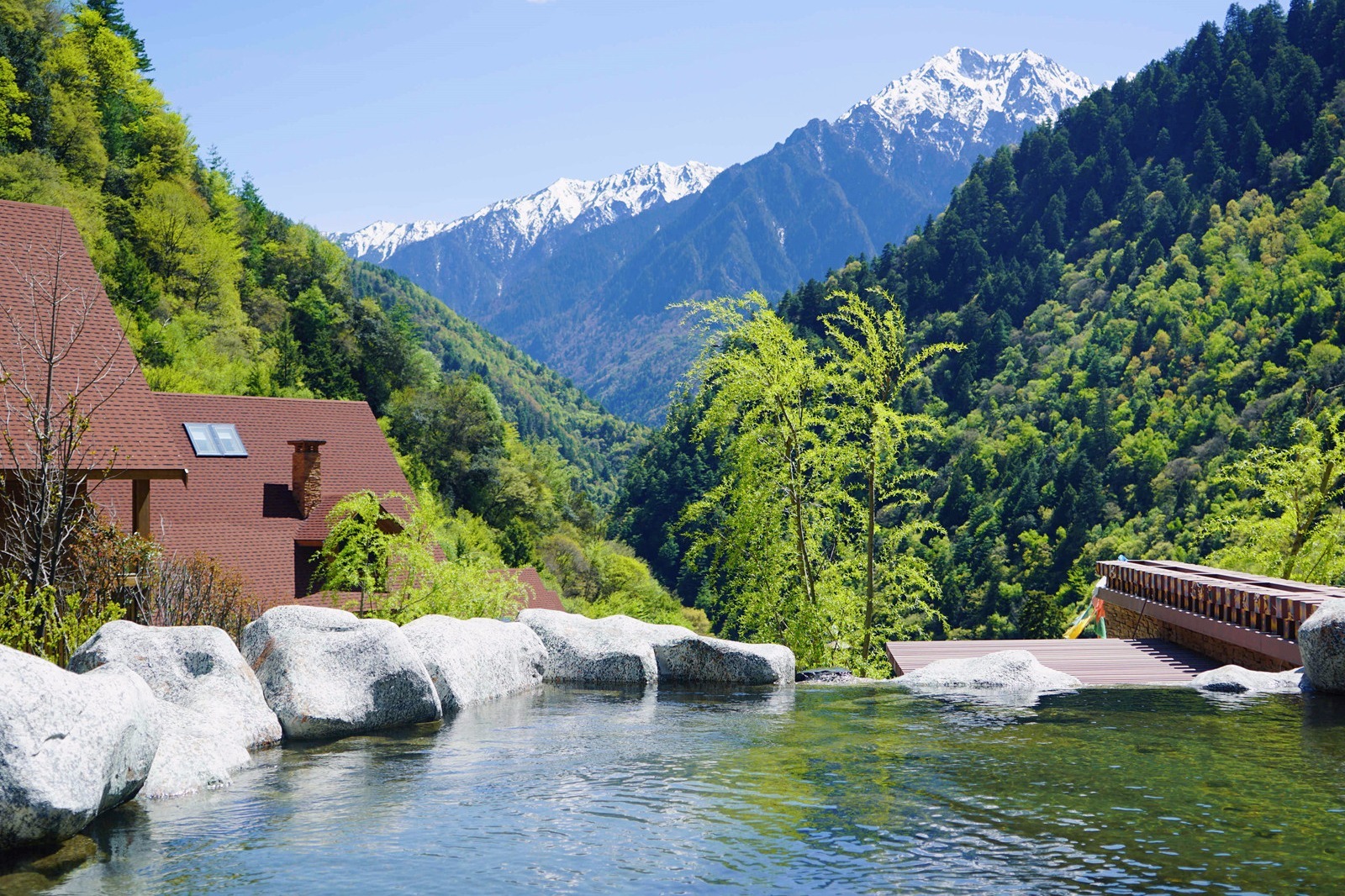 雪山下的小木屋