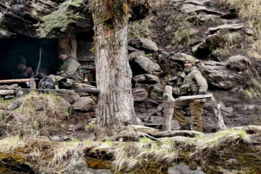 印军边境隐蔽据点浮现，精锐士兵在此侦察，隐藏在山洞中地势险要