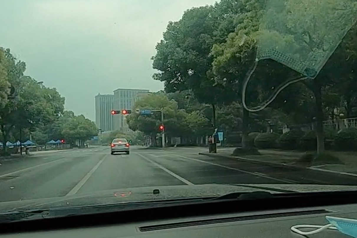 小伙清晨驱车杭州市区，马路特别干净，行人稀少