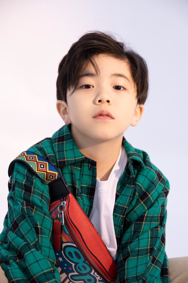 据悉,小演员卢思宇主演的电影《上学谣》也将在2020年上线,届时也将会