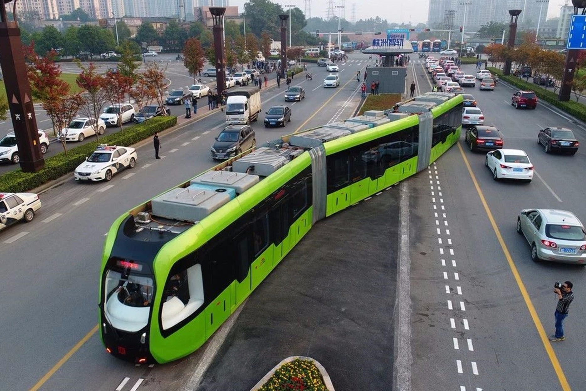 智轨跨界创新融合有轨电车公交车优势充电10分钟续航25公里