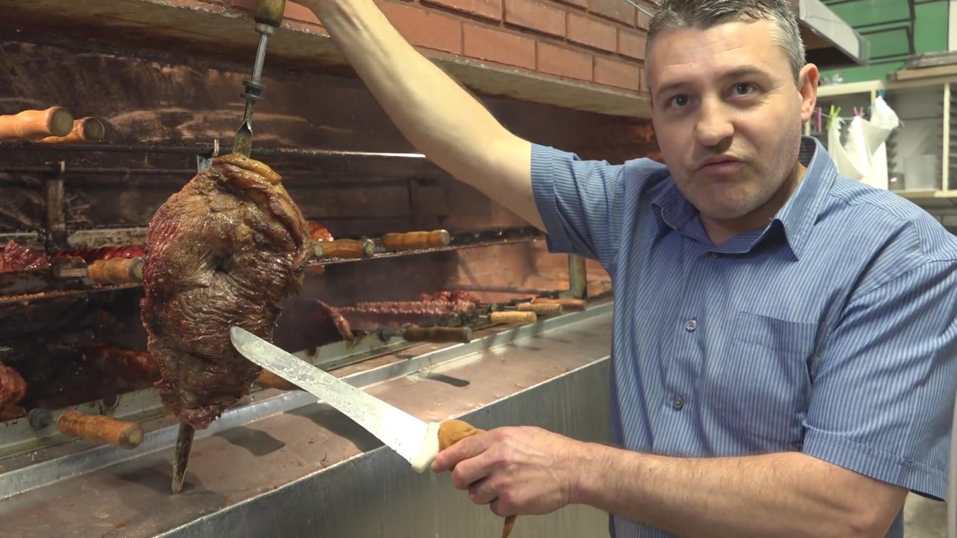 巴西街头人气刀切烤牛肉七分熟带血水口感鲜嫩多汁