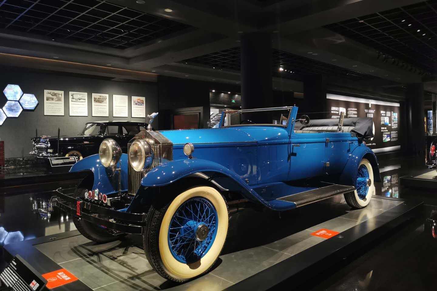 跟着凤妹儿去打卡成都老爷车博物馆