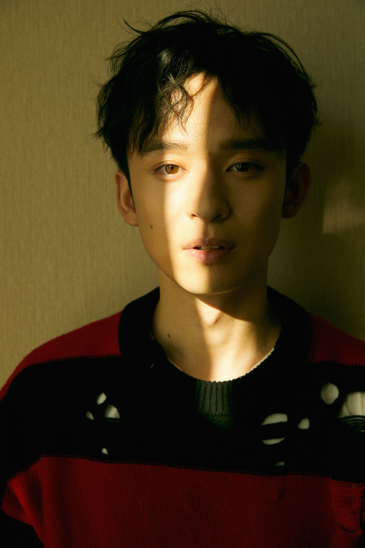 董子健光影写真曝光 眼神流转展情绪张力