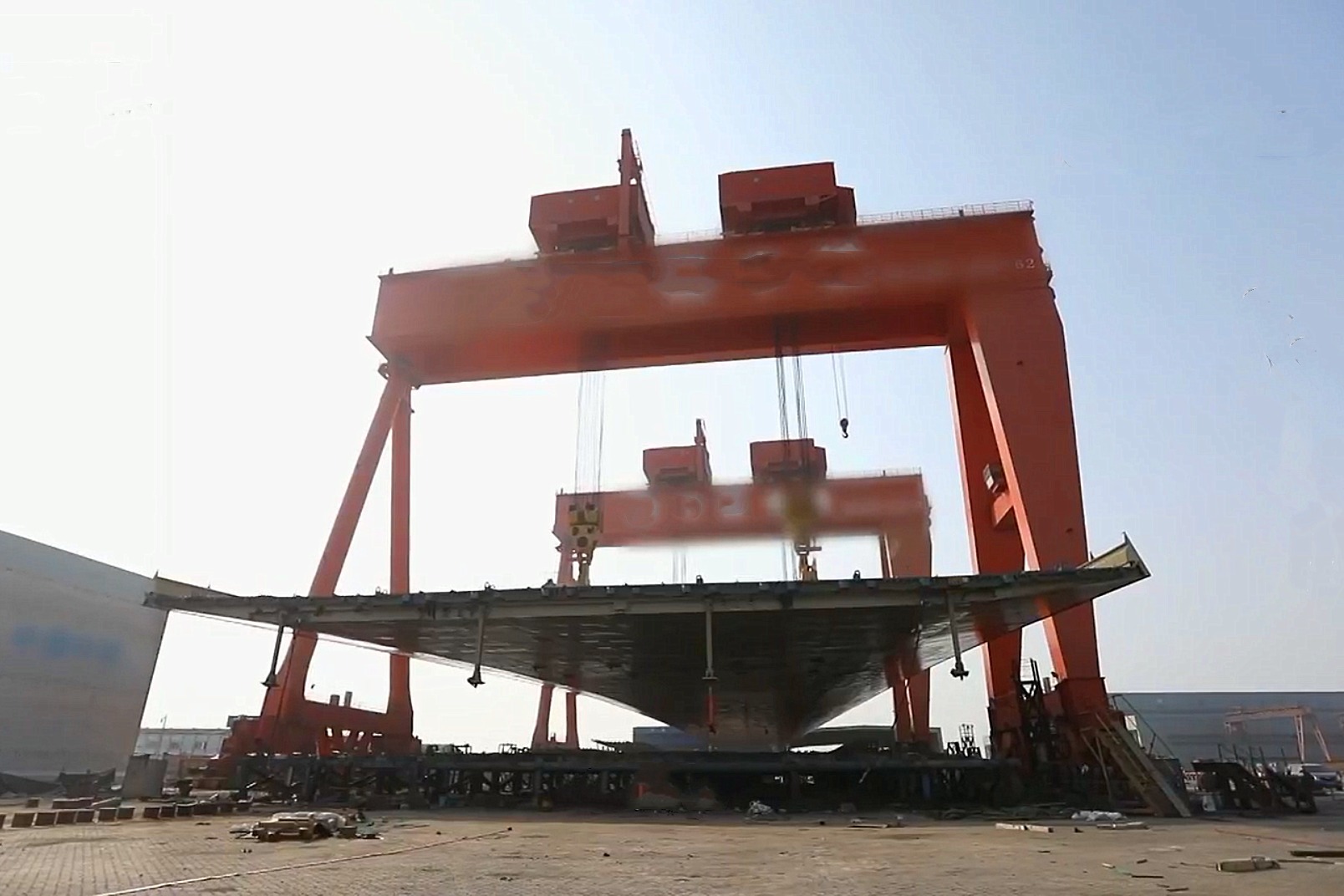 基建工程界的擎天柱，中国自主研发，一次可吊起3000辆轿车的重量