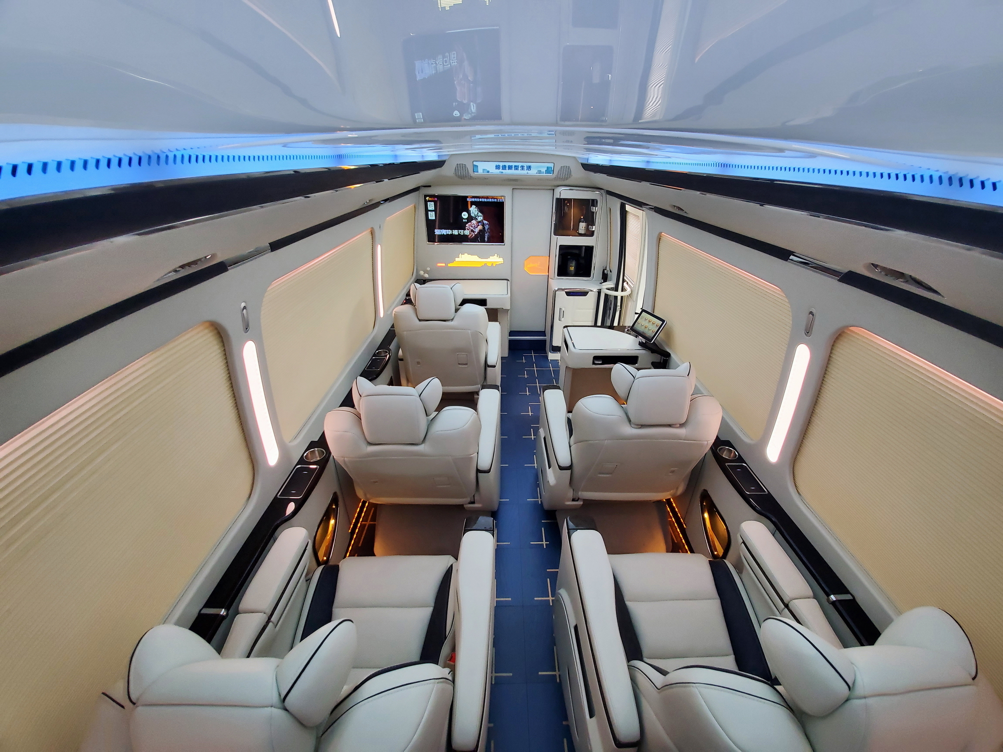 丰田考斯特11座蒙娜丽莎版商务头等舱深度解析__凤凰网