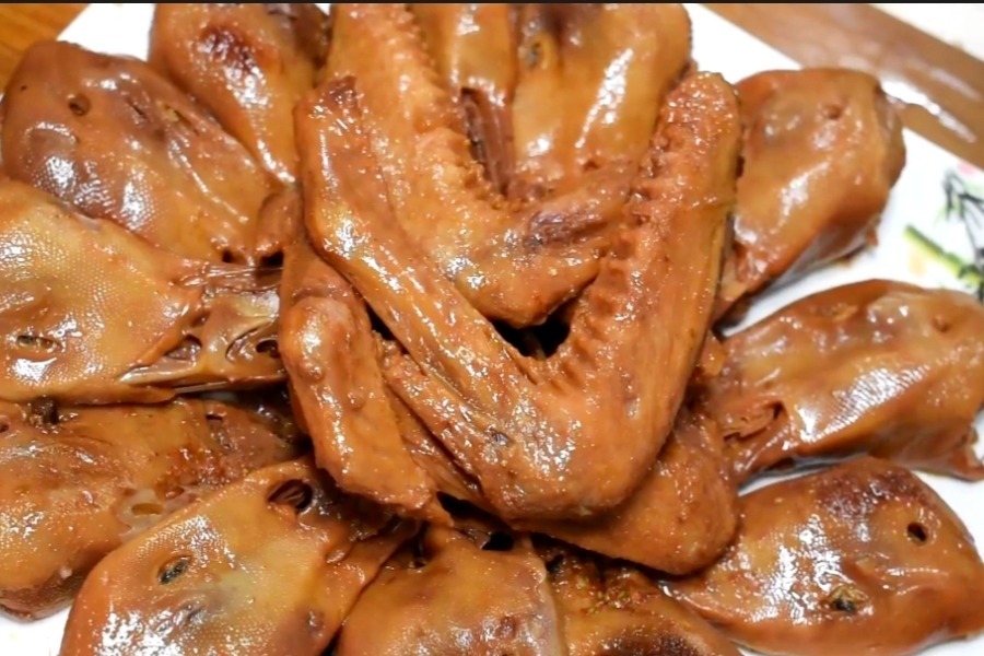 卤水鸭头的家常做法,味道比买的好还干净,1周在家吃6次