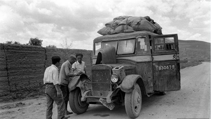 抗日战争期间,美国人镜头里的山西公交车,拥挤破烂,乘客穷困