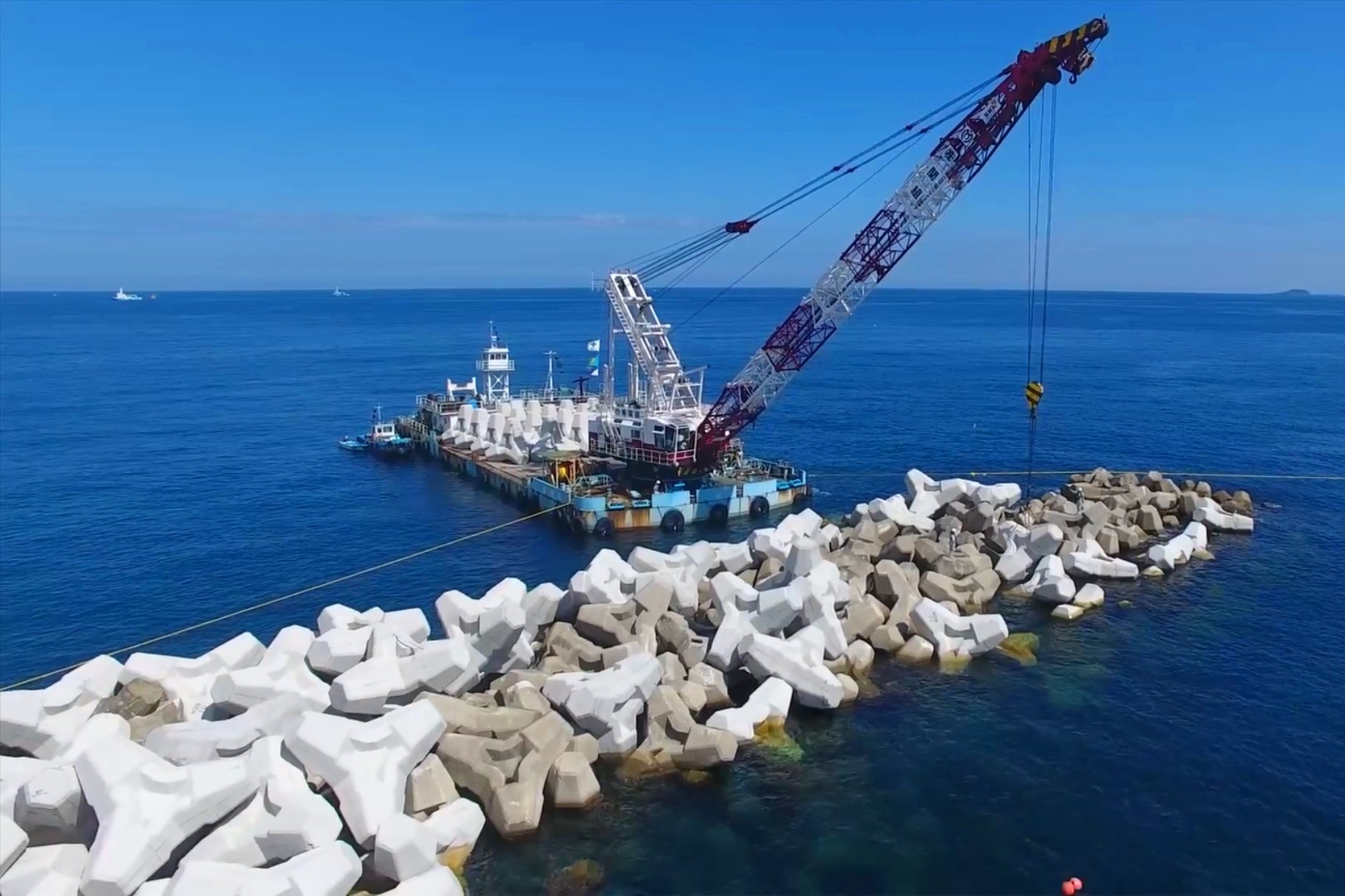 300t起重船，海洋大面积投放消波块，吸收海浪冲击保护海岸河堤