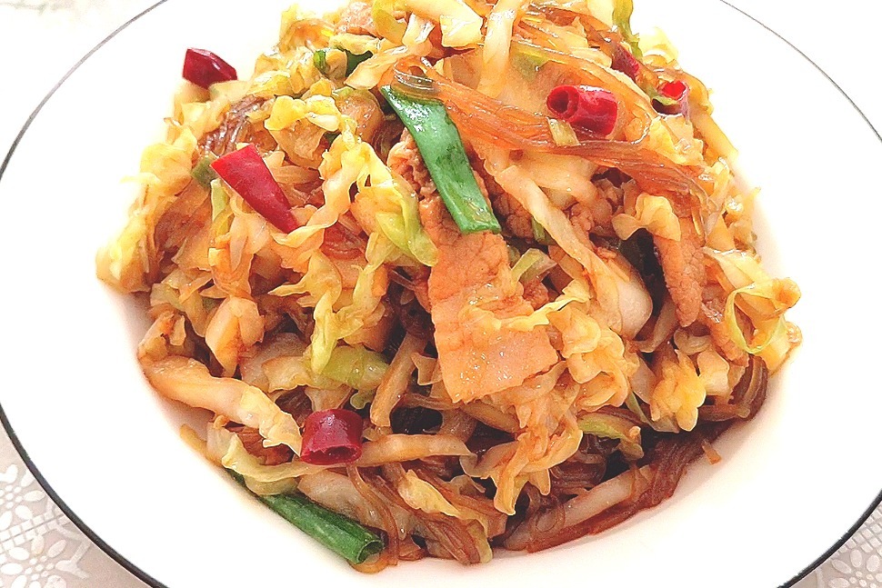 包菜炒粉条要这样做才够味，难怪以前炒粉条总粘锅，技巧全在这里