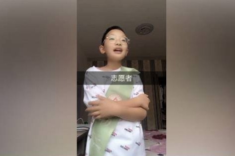 转型回归？戏精男孩钟美美最新视频模仿志愿者，传播正能量