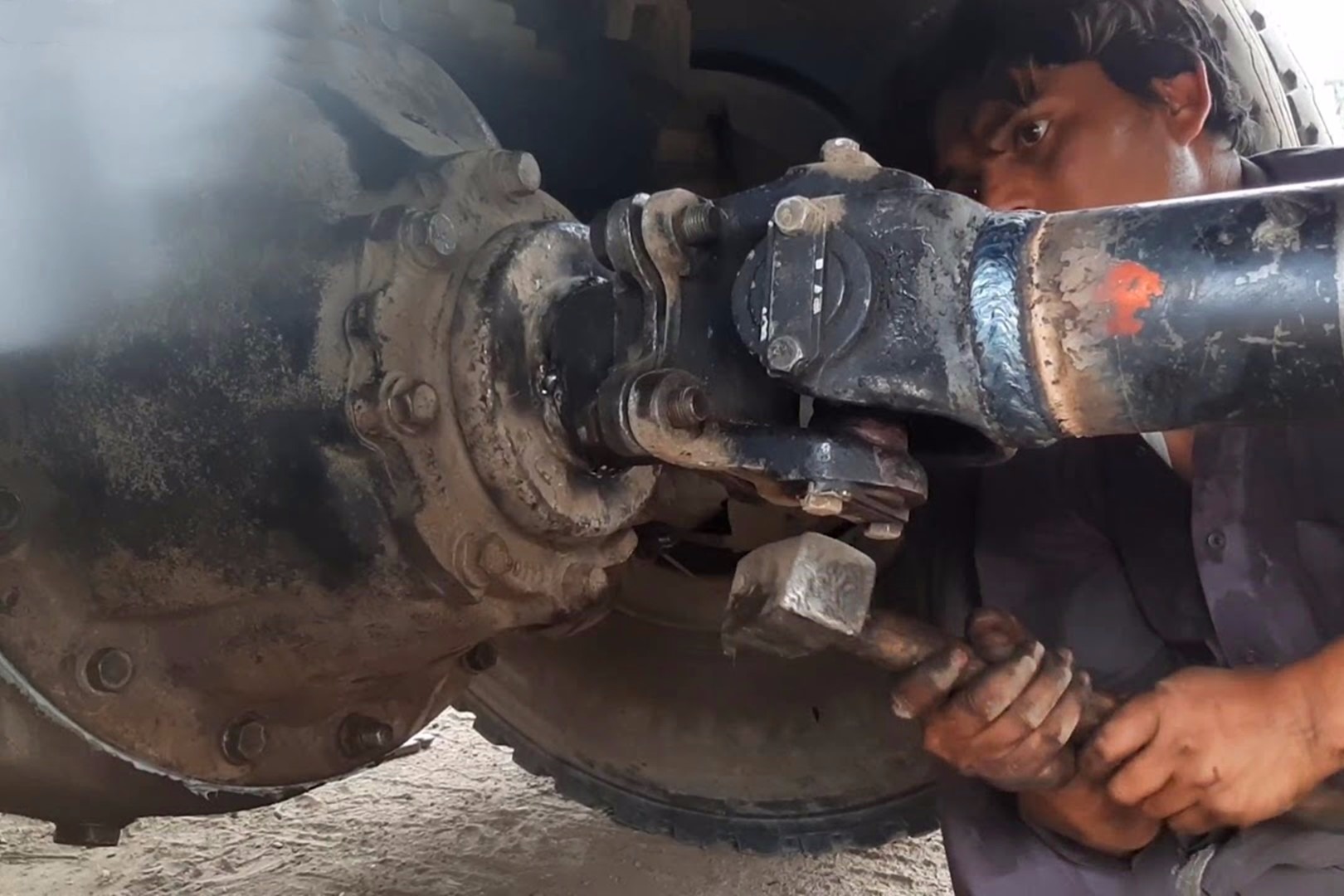 汽车传动轴坏了，修车师傅迅速修好，开到路上试一圈