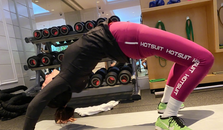 43岁黄奕挑战高难度健身动作,穿紧身服大秀好身材_凤凰网娱乐_凤凰网