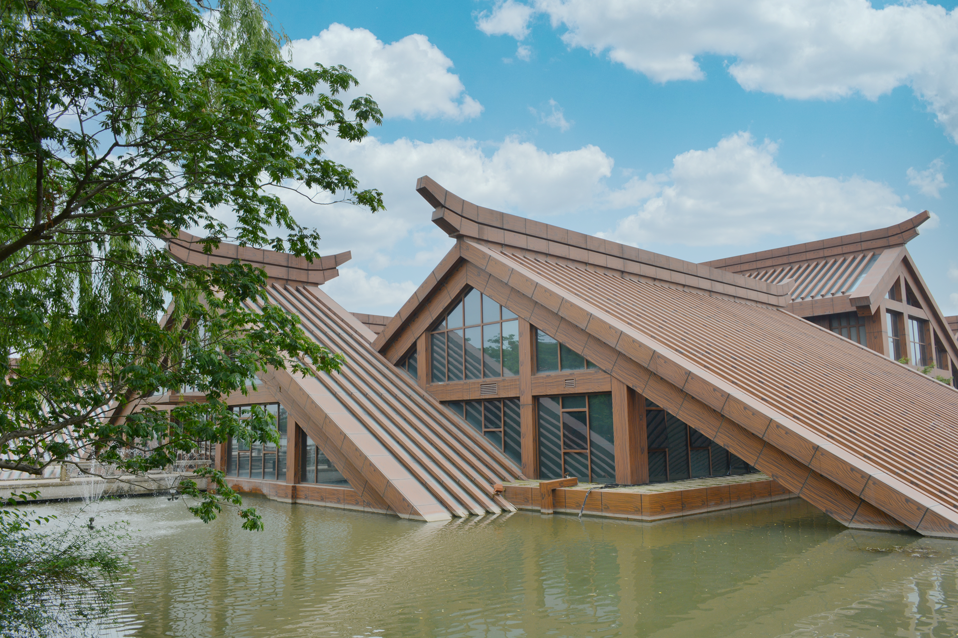 这片半沉在湖里的是松江城市规划展览馆,那天去没开.