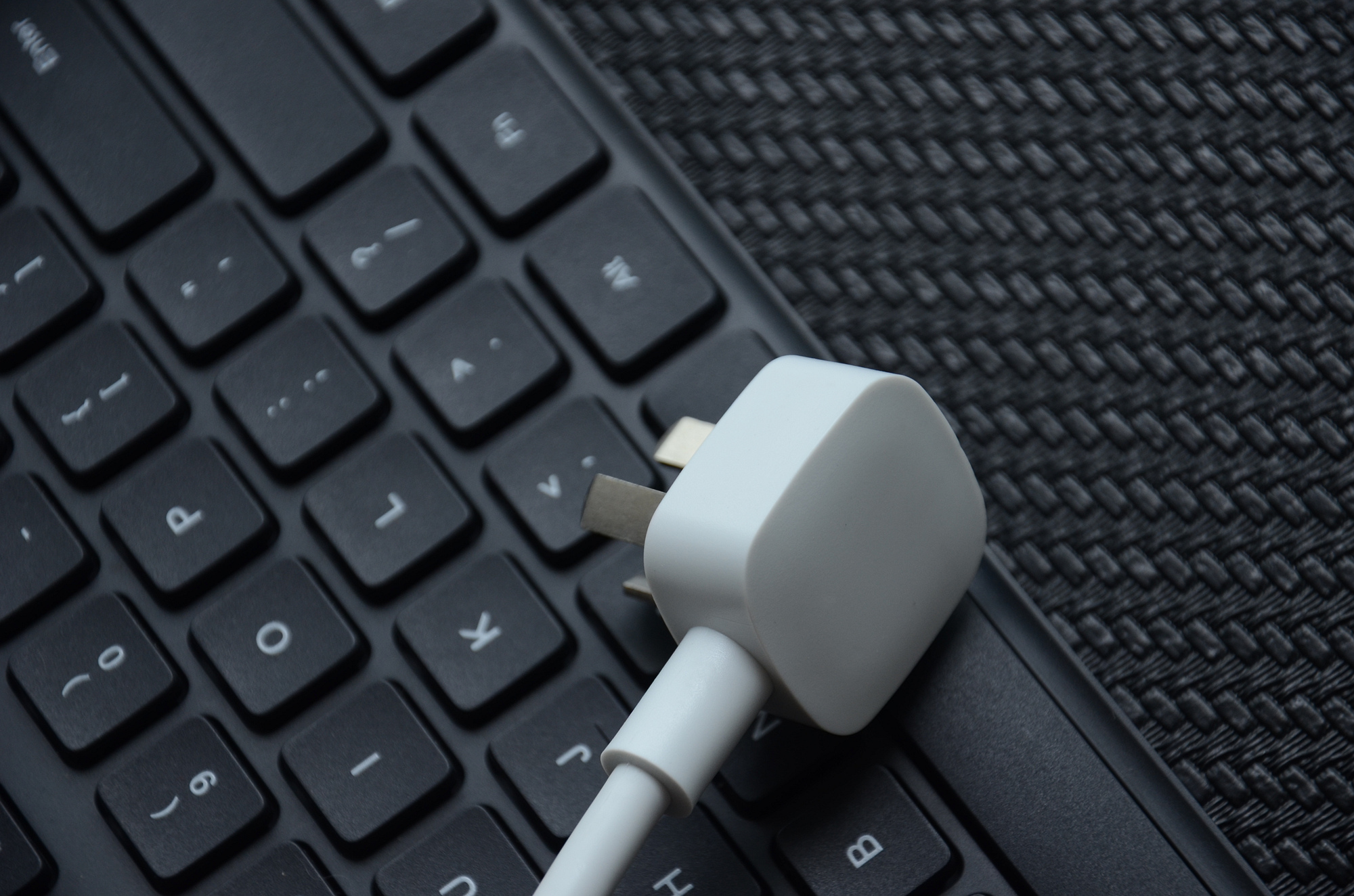 米家插线板(快充版27w)的插头细节实拍.