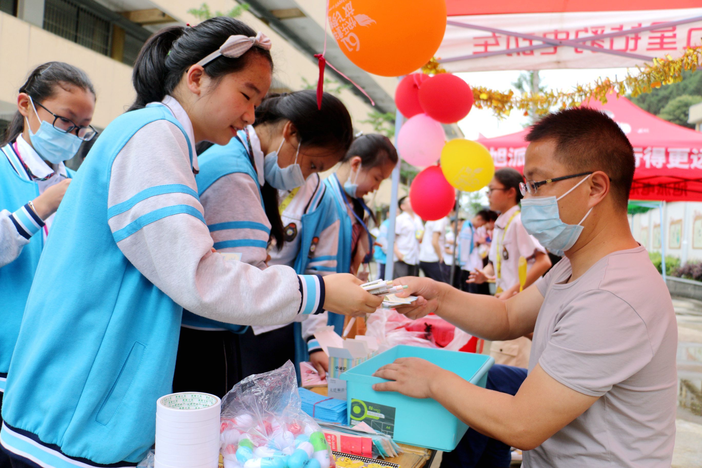 新资讯丨"地摊经济"走进校园 庆元县江滨小学的师生们这样玩
