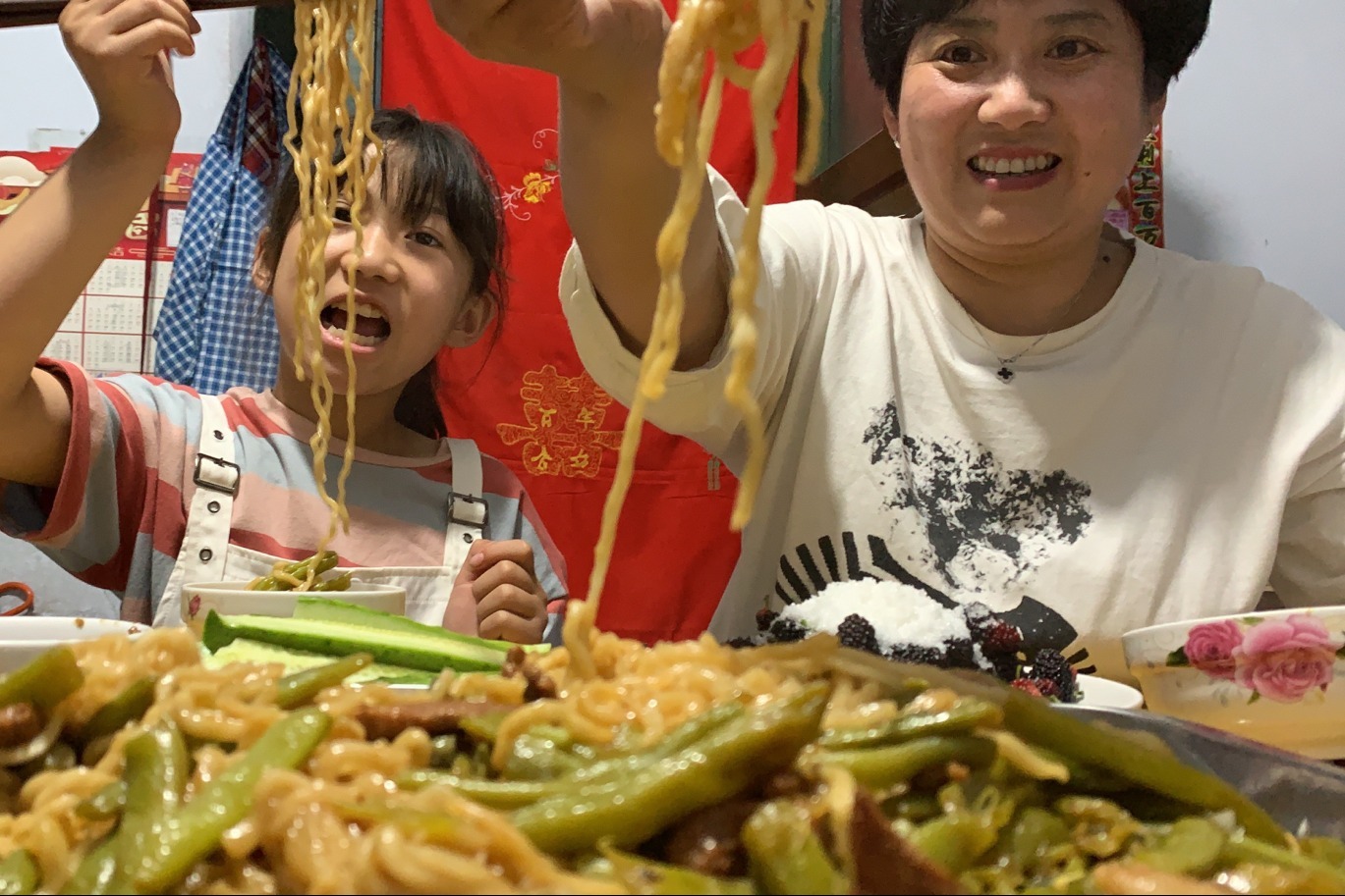 面条这样吃才好吃，简单省事，劲道爽滑有嚼劲，一家人吃的好开心