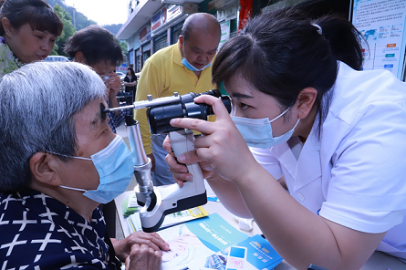 爱心医联便捷看医 走进学校社区宣教义诊 贵阳爱尔爱眼日主题活动