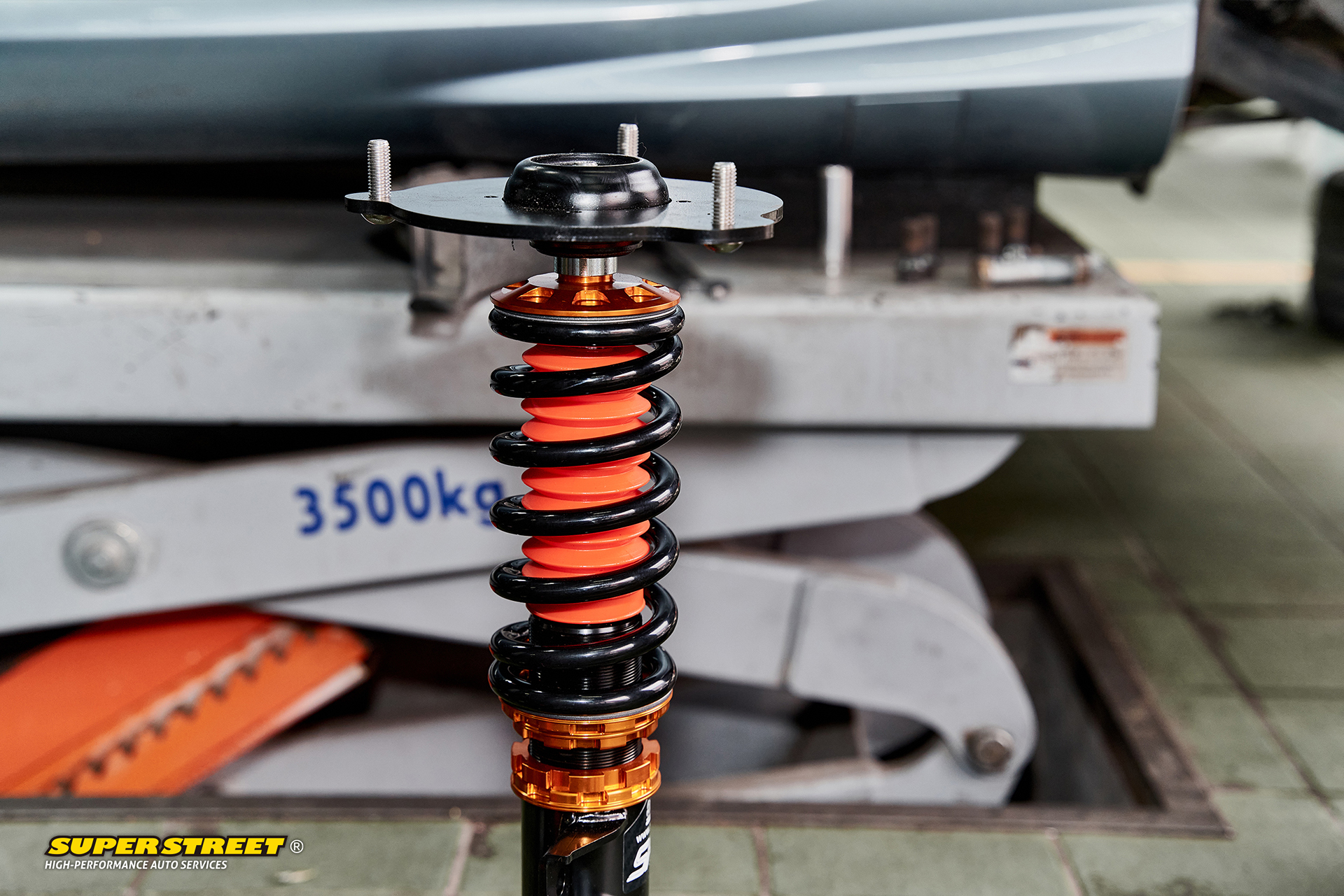 一大特点是都带有金属塔顶,而德国品牌的避震一般是沿用原车避震塔顶