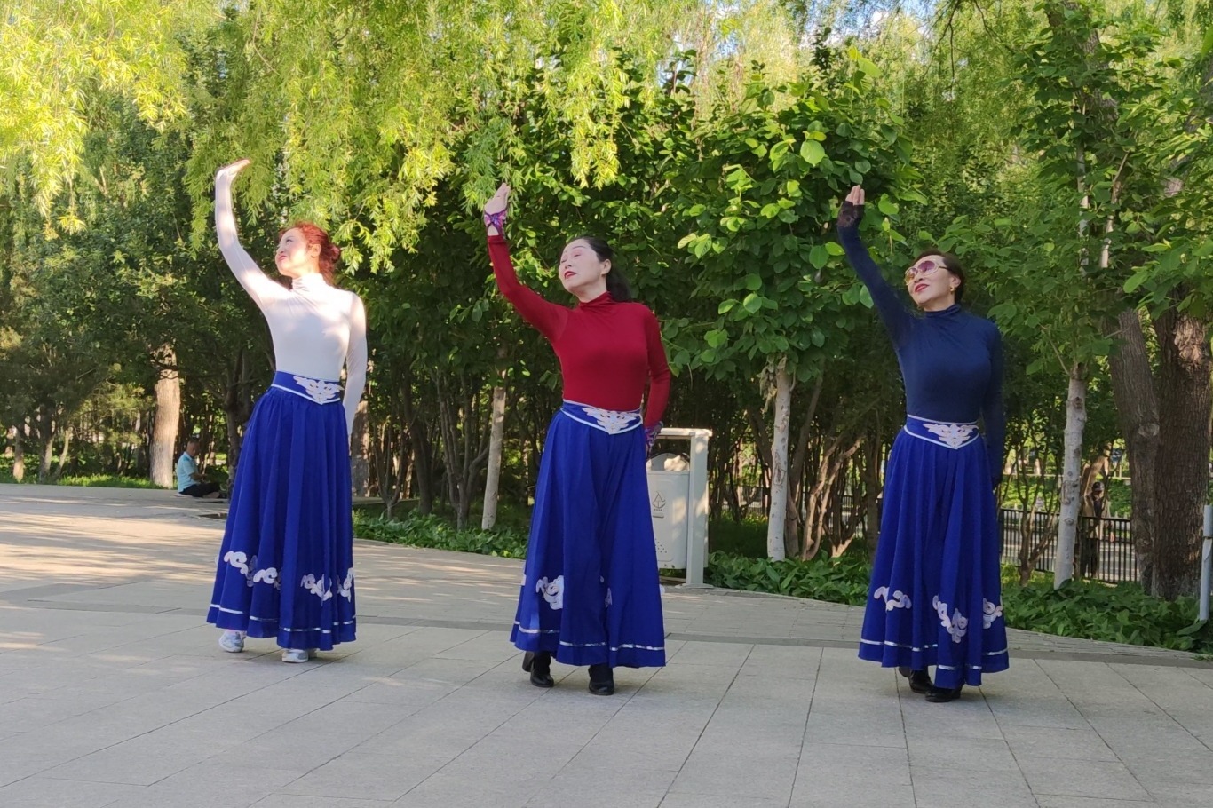 广场舞《鸿雁》歌曲好听，三姐妹舞步优美好看，魅力朵朵舞蹈队