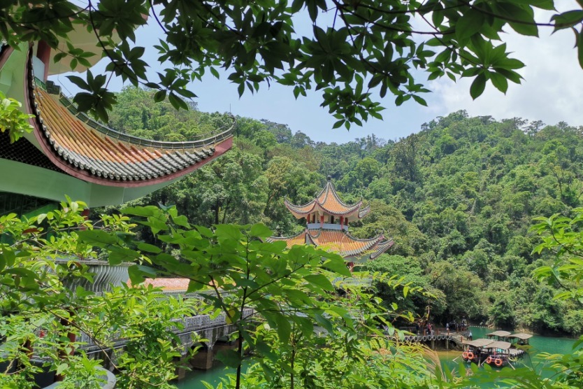 北回归线上的绿宝石 大鼎湖 森呼吸 肇庆鼎湖山景区山路2