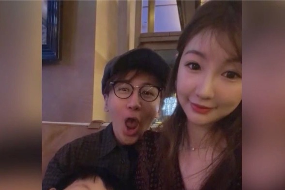 刘谦晒全家福庆祝结婚6周年：妻子王希怡颜值高，儿子调皮可爱