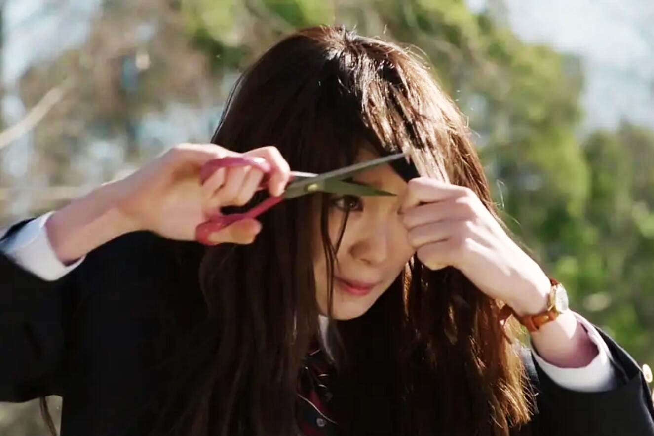 女孩暗恋校草，当着校草的面剪掉刘海，没想到表白成功了！