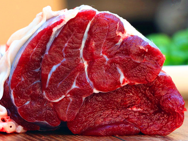 牛肉的选购技巧: 1,看颜色.新鲜的牛肉多呈暗红色,看上去比较有光泽.