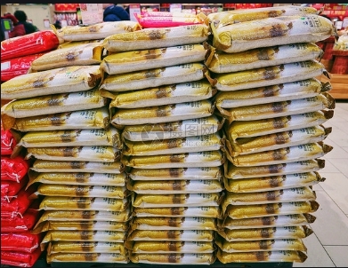 熊孩子5分钟扎破45袋超市大米,母亲:是米袋的错__凤凰网