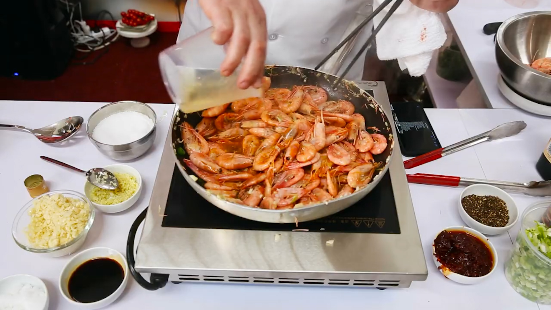 洋厨师教你做中式川味北极虾甜虾包裹辣酱混炒爽翻味蕾