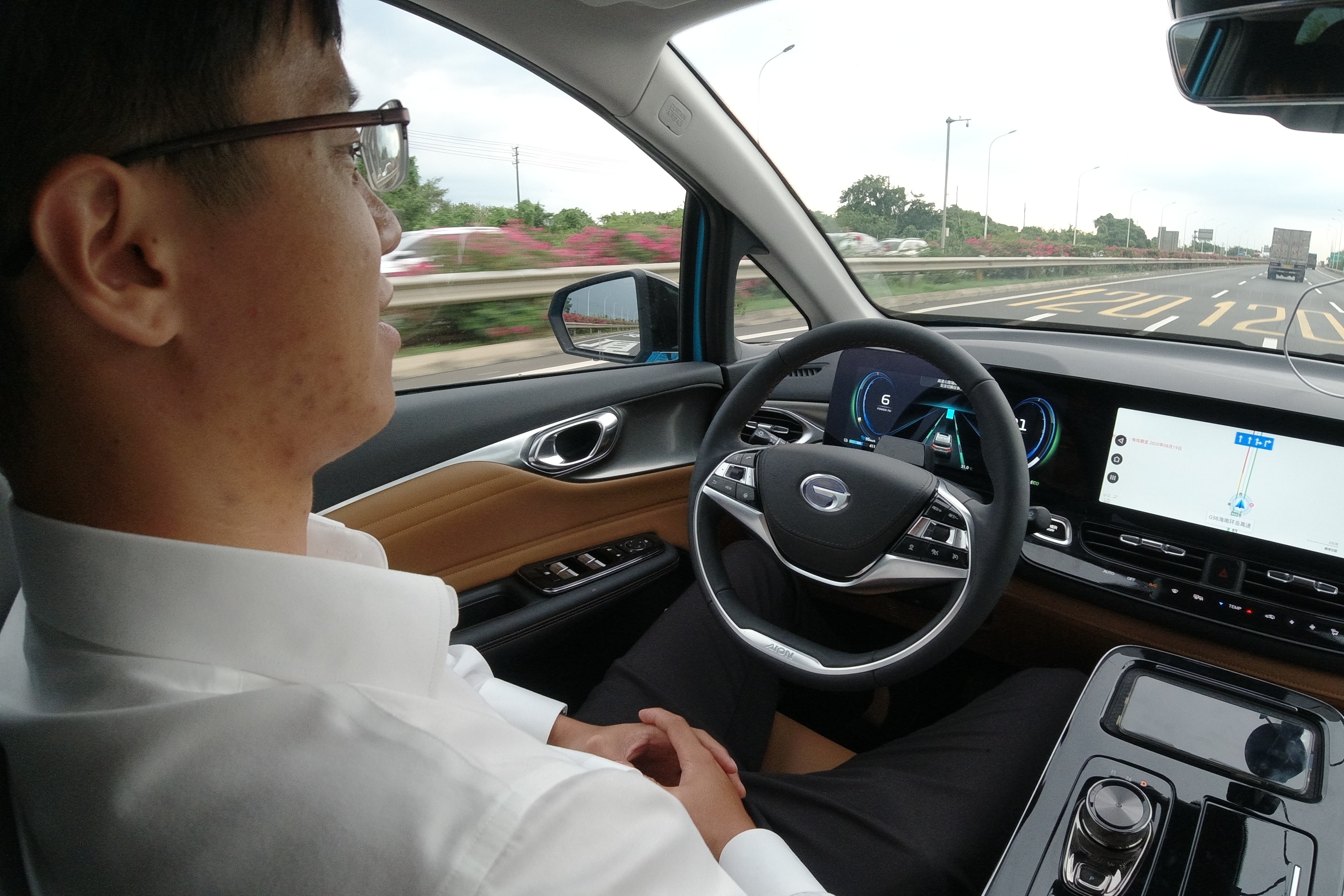 高速公路双手不扶方向盘，司机和乘客淡定聊天